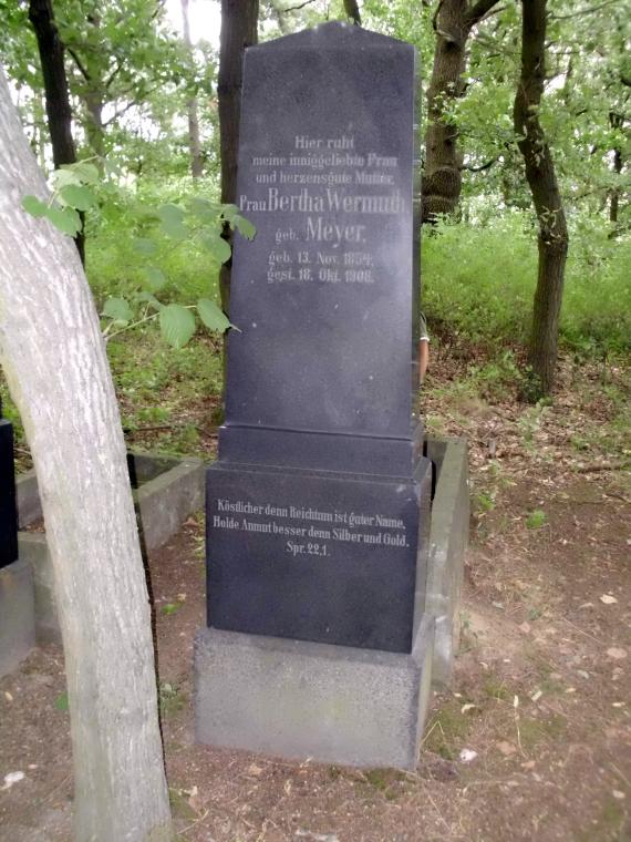 einzelner schwarzer Stein: Hier ruht meine inniggeliebte Frau und herzensgute Mutter Frau Bertha Wermuth geb. Meyer geb. 13. Nov. 1854 gest. 18. Okt. 1908 Köstlicher denn Reichtum ist guter Name, Holde Anmut besser denn Silber und Gold. Spr. 22,1