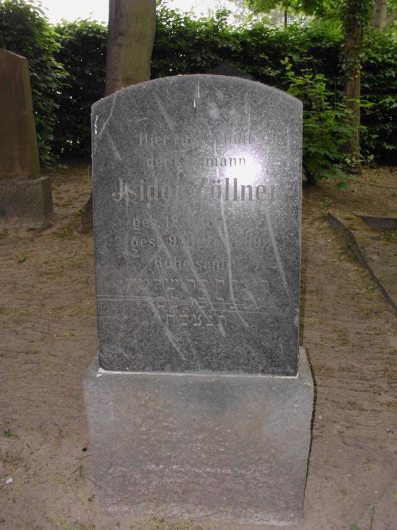 black gravestone, Hebrew and inscription Here rests the merchant Isidor Zöllner b. 12.Oktbr. 1831 d. 9. Dezbr. 1909 Ruhe sanft!