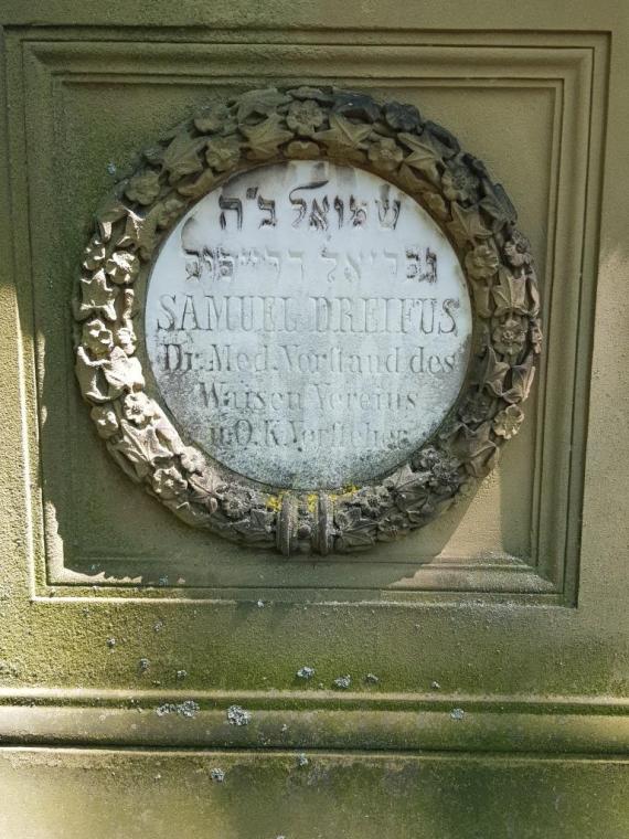 Marble inlay on the gravestone: Samuel Dreifus, Dr. Med., Chairman of the Orphans' Association and (Israelite) Head of the High Church