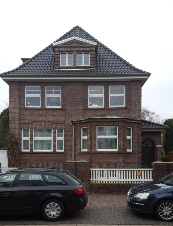 Former residence of the Goldschmidt family at Würzburger Straße 35. The current color photograph shows single-story brick house