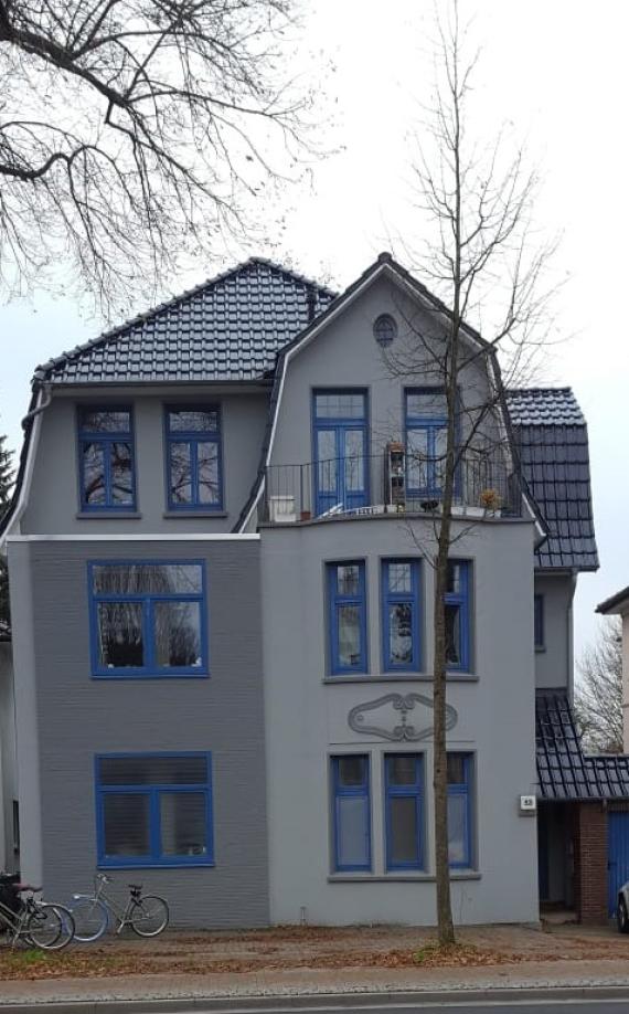 Aktuelle Fotografie des ehemaliges Wohnhaus der Familie Goldschmidt in der Ofener Straße 53. Zu sehen ist ein zweistöckiges Haus.