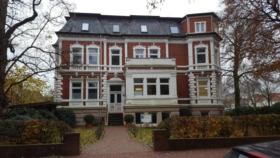 Current photo of the former home of the Goldschmidt family at Nordstraße 2. The photo shows a two-story house with basement and front garden.