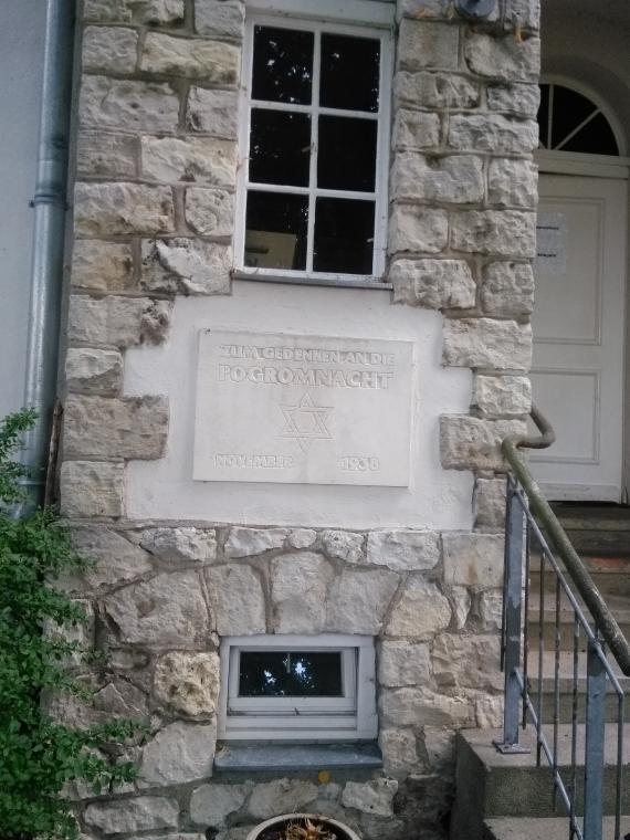 A memorial plaque was placed next to the entrance of the main house. An inscription was carved into the plaque. A Star of David can be seen in the center of the plaque. The plaque reads.
"In memory of the pogrom night November 1938."