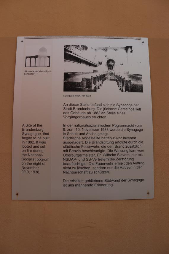 Photo of the memorial plaque on the south wall of the former synagogue