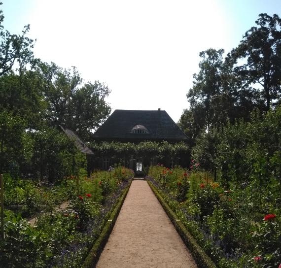 Blühender Vorgarten der Liebermann-Villa im Sommer.