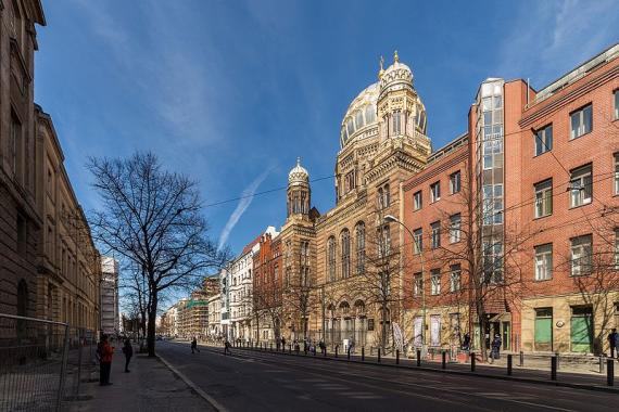 Blick auf die Straße mit der Synagoge und den Verwaltungsgebäuden rechts