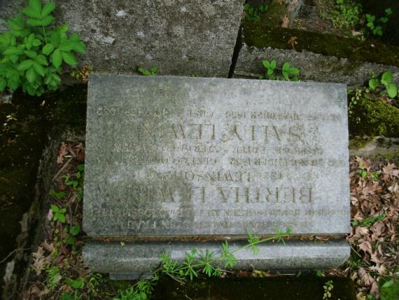 Lying stone: To my dearly beloved wife, our dear mother and grandmother Bertha Lewin née Lewinsohn born November 20, 1852 died October 29, 1930.
Our beloved father and grandfather Sally Lewin born December 23, 1856 d. October 7, 1932