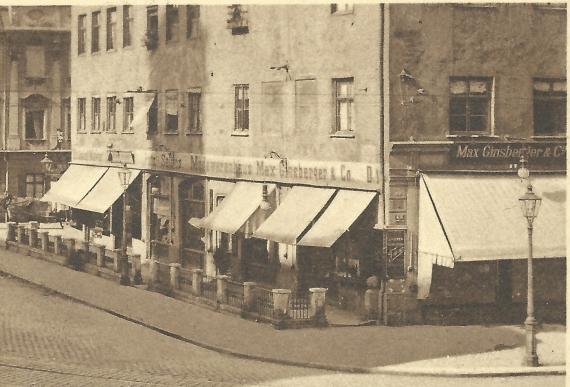 Historische Ansichtskarte Augsburg - Merkurbrunnen, - mit dem Modewarenhaus Max Ginsberger & Co, - versandt am 28. Juli 1910 - Ausschnittvergrößerung Modewarenhaus Max Ginsberger & Co