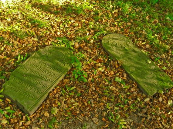 zwei liegende Matzevot auf dem alten jüdischen Friedhof im Stadtteil Kalinowszczyzna in Lublin