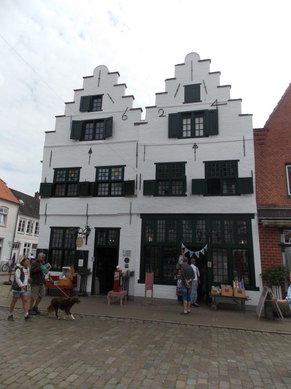 Photo of the front view of the "double gable house" from 1624