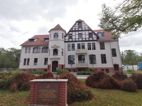 The recreation center today. Under the supervision of the Jewish Claims Conference organization, the house was renovated as faithfully as possible. Today the building is used for condominiums under a private investor.