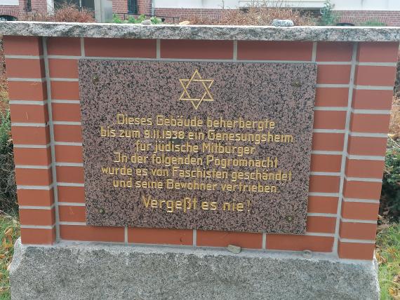 During the renovation work in 2015, the monument had to be moved because the space directly at the entrance was needed. Today it is no longer at the entrance, but about 15m away from the house.