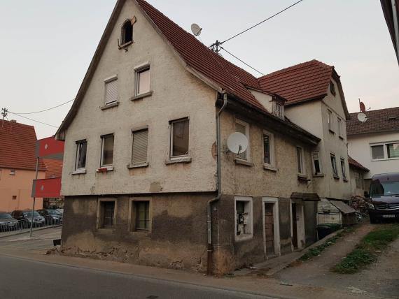 Gabled house in poor structural condition. On the eaves side there is a side gable. The entrance is also located on the eaves side.