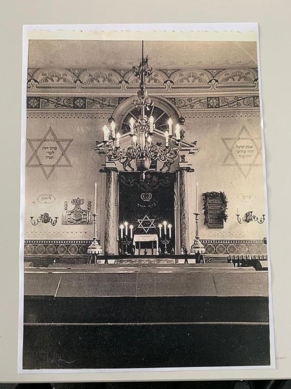 Das Bild zeigt die innere Ausstattung und Aussehen der Synagoge Oranienburg.