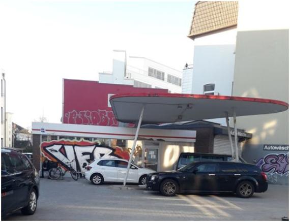 Das Wohnhaus Katzenbergs in der Kaiserstraße 3 wurde abgerissen. Dort befindet sich nun eine Autowäsche in einem Bungalow mit einem Carport.