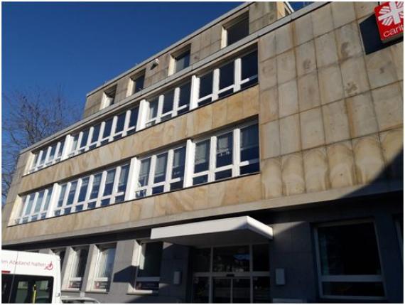 At Peterstraße 6 there is a gray-beige four-story prefabricated building that houses the Caritas administration in Oldenburg.