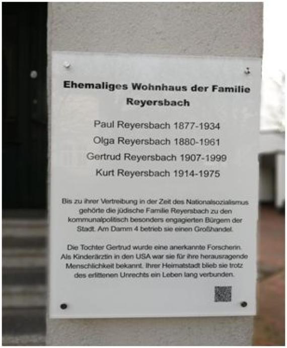 Zu sehen ist die Gedenktafel für Familie Reyersbach Mit den aufgelisteten namen der dort vormals lebenden Familienmitgliedern.Genannt sind Paul und Olga Reyersbach sowie Gertrud und Kurt Reyersbach mit ihren Geburts- und Sterbejahren