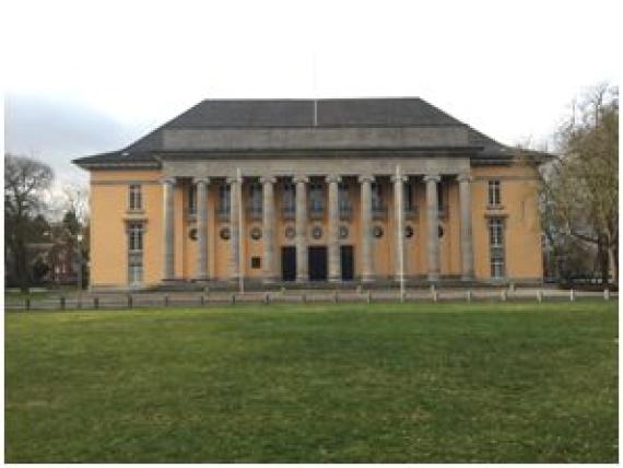 The building of the Oldenburg Parliament. In front of the building with portico is a large lawn.