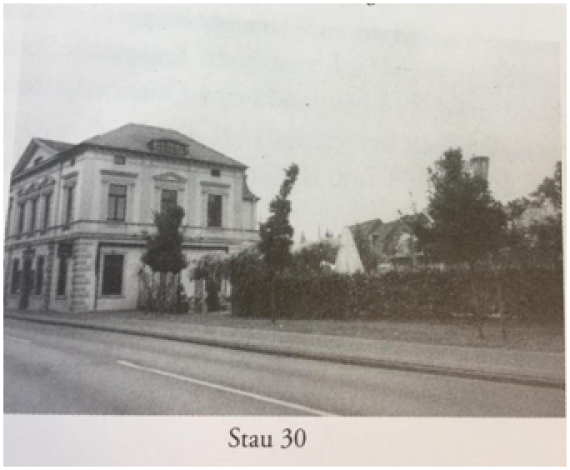 Schwarz-Weiß-Foto: freistehendes, zweistöckiges Wohnhaus im Barockstil