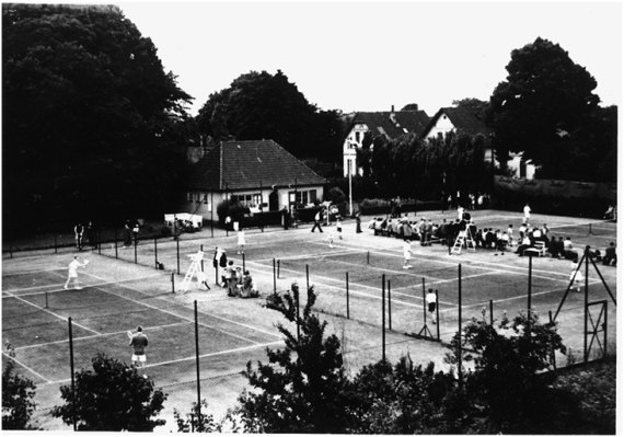 Tennis court of the VfB Oldenburg in the Kranbergstraße during a tennis match.