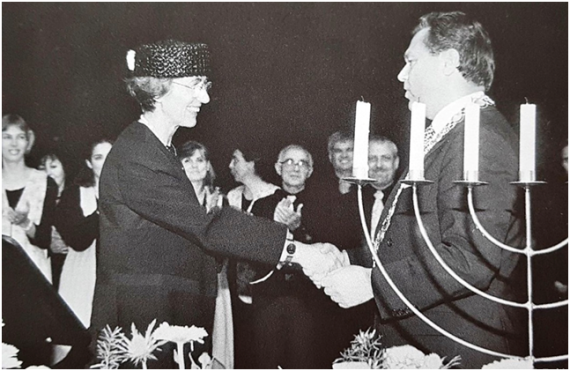 In the foreground, Mrs. Schumann shaking hands with the then Lord Mayor of Oldenburg, Dieter Holzapfel