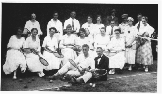 Das Bild zeigt die weiß gekleideten Mitglieder der Tennisabteilung (12 Frauen und 8 Männer) des VfB Oldenburg.