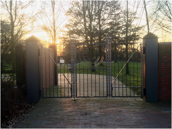 Tor des neuen jüdischen Friedhofs in Oldenburg, auf dem die Menorah abgebildet ist