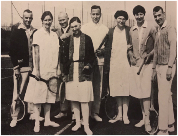 The picture shows Bruno Wallheimer (left) with seven tennis comrades in front of the tennis court of the OTeV.