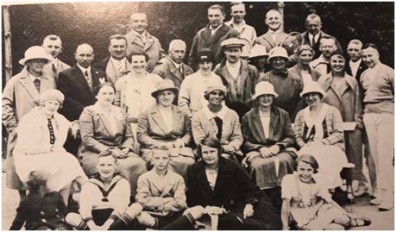 Das Bild zeigt Bruno Wallheimer (re.) und 30 anwesende Personen bei einem Tennisspiel zwischen Oldenburg und Bremen.