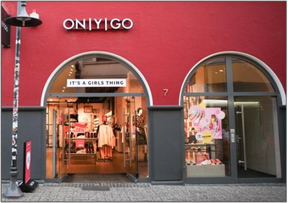 Current colored photograph of the former store of the Landsberg family in Schüttingstraße 7. The shop windows consist of two round arches. Today there is a fashion store in the premises.