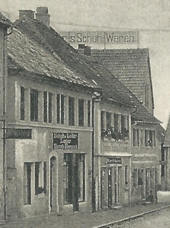 Ansichtskarte Gerberstraße Gunzenhausen - Schuh- und Lederwarengeschäft Bernhard Bermann Historische Ansichtskarte der Gerberstraße mit dem Schuh- und Lederwarengeschäft Bernhard Bermann in Gunzenhausen, - versandt als Feldpost am 11. August 1918 - Ausschnittvergrößerung