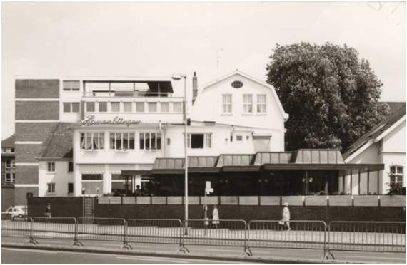 Black and white photo of Ballin's Villa after the conversion to "Café Hassenbürger