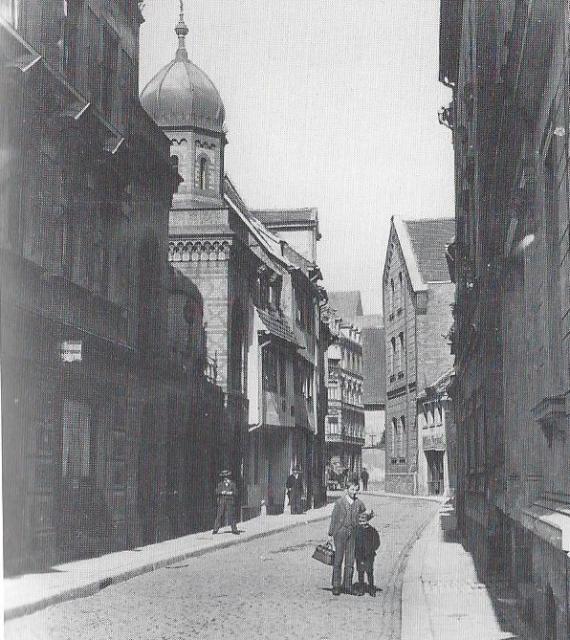 Die alte hallische Synagoge in der Kleinen Brauhausstraße (um 1900) Kleine Brauhausstraße in Halle (Saale), links die alte hallische Synagoge, Blick aus südlicher Richtung um 1900.