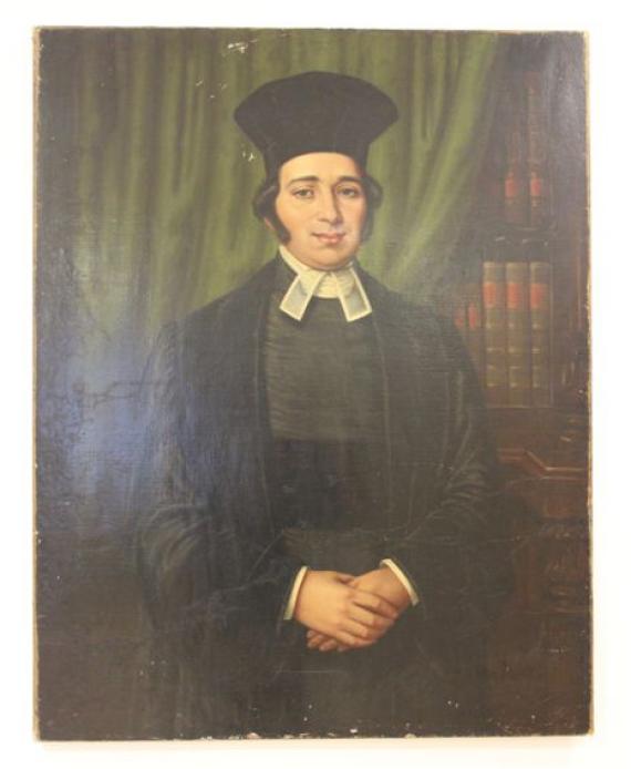 The photo shows a painting of the young Nathan Marcus Adler. It is painted in color, which is still easily recognizable today. Adler can be seen in this photo up to his waist. He is wearing his rabbinical robe and holds his hands clasped in front of his stomach. He is apparently looking the viewer in the eye. In the background, a library can probably be seen, with a few books on a massive wooden shelf on the right and a dark curtain covering the remaining shelves on the left.