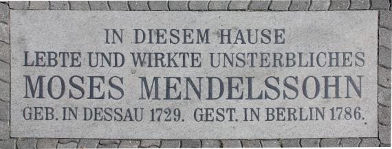 Die Gedenktafel erinnert an Moses Mendelssohn. Man liest, dass Moses Mendelssohns Leben und Wirken unsterblich sei.