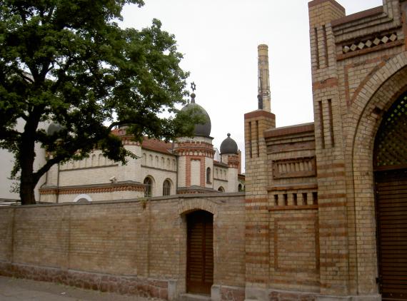 Mauer, im Hintergrund die Synagoge in Halle (Saale), Jüdischer Friedhof, Humboldtstraße