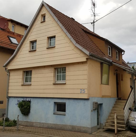 Small gabled house with entrance on the eaves side