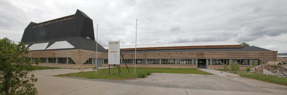 Hutfabrik mit Färbereigebäude (links)