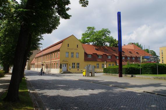 Luckenwalde in Brandenburg. Der Vierseithof (gelbes Gebäude, rotes Dach) steht unter Denkmalschutz. Heute ist es ein Hotel mit Restaurant.