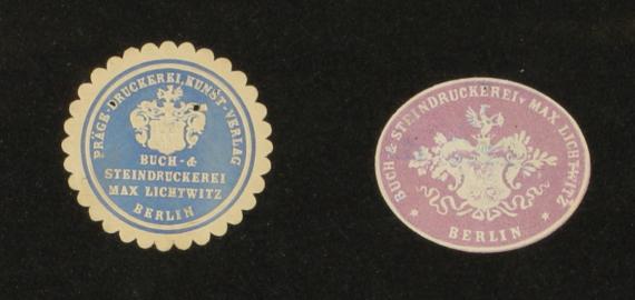 Die Wappen der Buchdruckerei sind auf den beiden Siegelmärkten abgebildet.