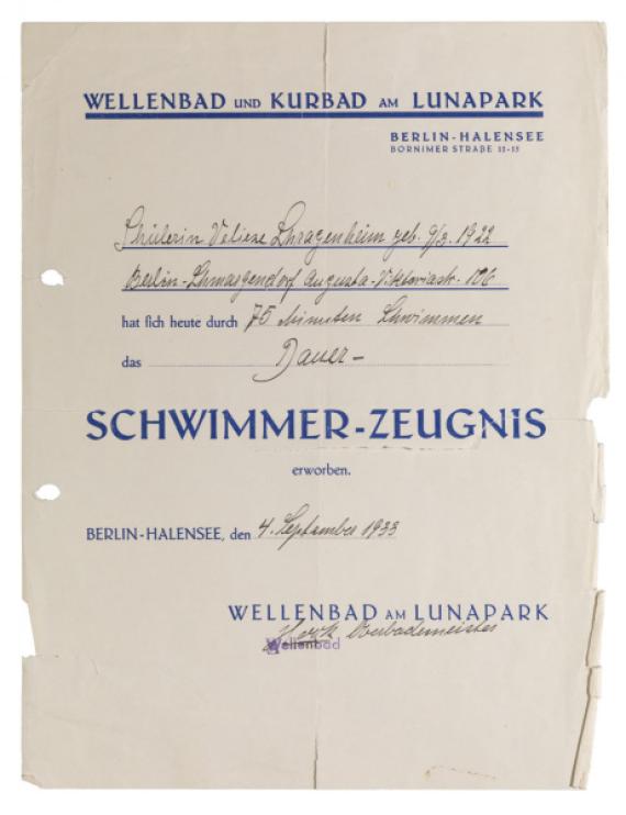 Die Urkunde bescheinigt der 13-Jährigen Felice (im Dokument Velice) den Erwerb des Schwimmerzeugnisses durch konstantes 75-minütiges Schwimmen. Ort der Prüfung war das Wellenbad und Kurbad am Lunapark in Berlin-Halensee.