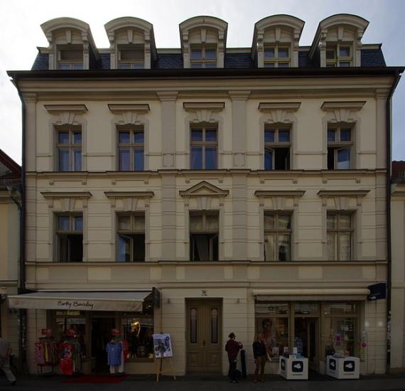 Außenansicht des dreistöckigen Wohnhauses