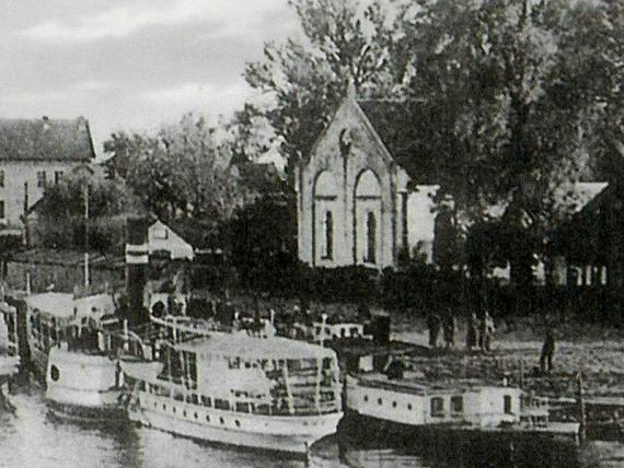 The synagogue of Russ on the bank of the Atmath photographed from St. Peter's Bridge