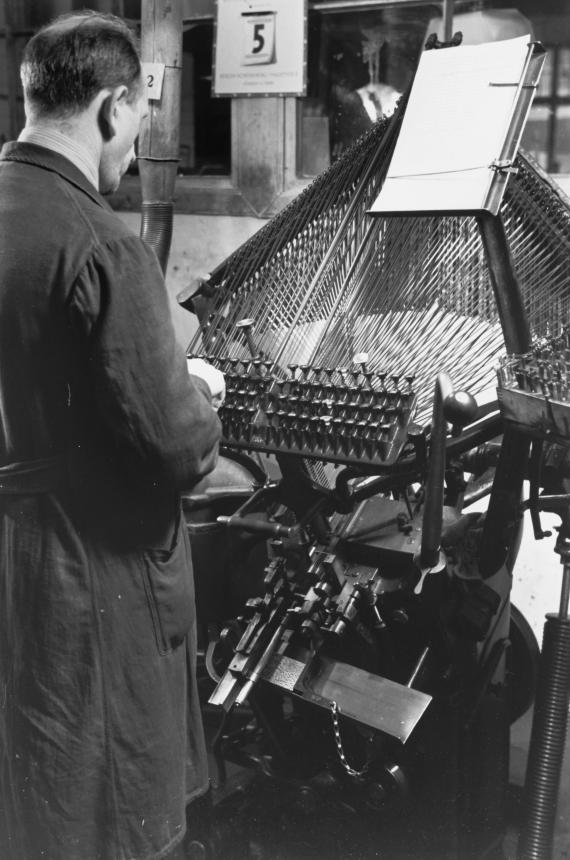 Arbeit an einer Setzmaschine der Druckerei Max Lichtwitz ( Schwarz Weiß )