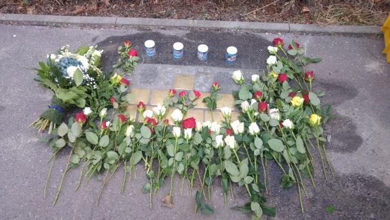 Stolpersteine Familien Alex Stenschewski und Aron Adolf Stenschewski Stolpersteine, Steine aus Messing verlegt im Bürgerstein aus Beton. Die Steine sind mit Namen und Daten beschriftet.
