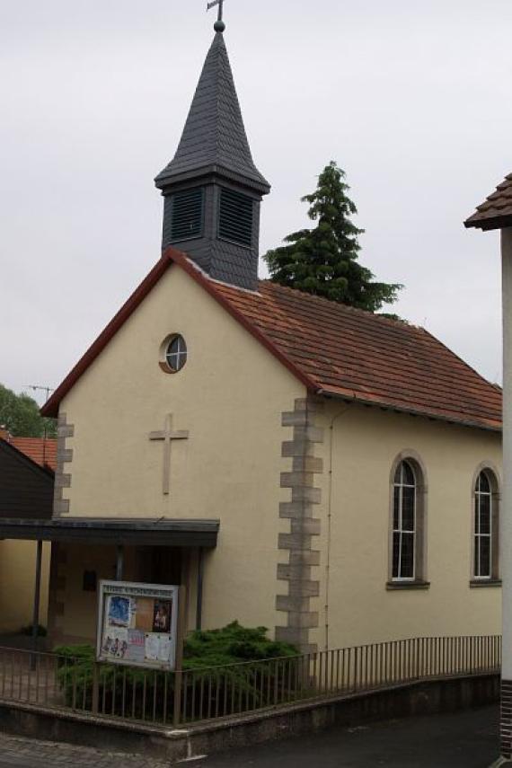 Außenansicht der Kirche, die früher die Fliedener Synagoge beherbergte