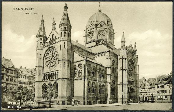 Gezeichnete Außenansicht der imposanten Synagoge mit Kuppel und mehreren Spitztürmen