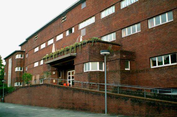 Front view of Heinemanhof with driveway