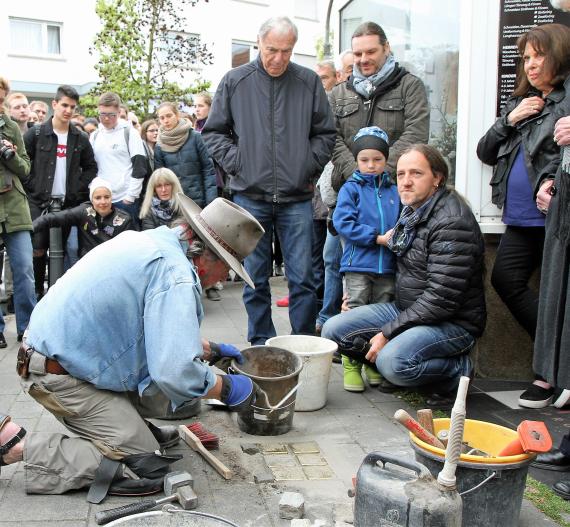 Verlegung von Stolpersteinen