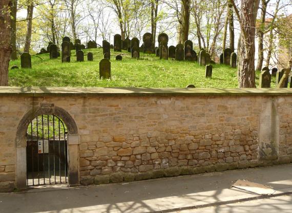 Alter jüdischer Friedhof Hannover: Eingang, rechts davon in die Mauer eingelassener Schutzstein gegen Schändungen